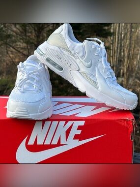 Nike Air Max Excee Low Womens 11 Mens 9.5 All White Lifestyle Casual Sneaker NEW